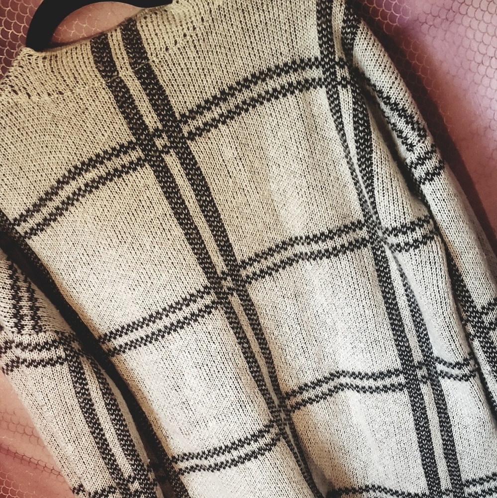 Line pattern sweater - Picture 2 of 2